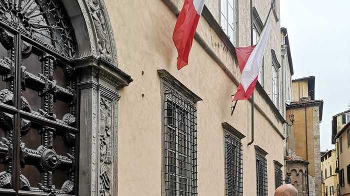 Bandiere a mezz’asta e silenzio per ricordare tutte le vittime