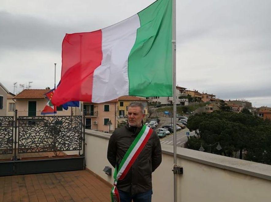 Bandiere a mezz’asta e silenzio L’isola rende onore alle vittime