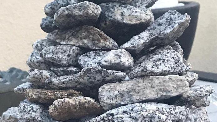 Costruisce un mini caprile con il figlio di cinque anni