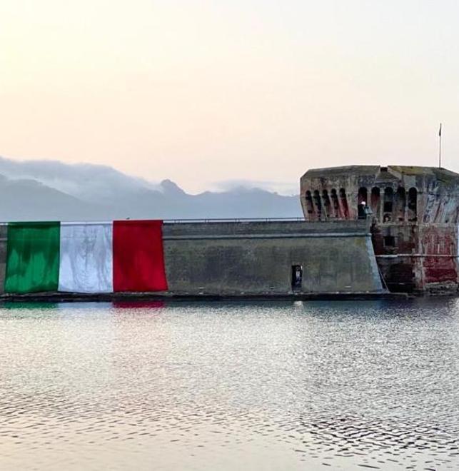 Un grande tricolore sulle mura della Linguella