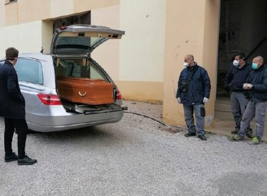 La salma di Simonetta portata al cimitero Il dolore dei familiari 