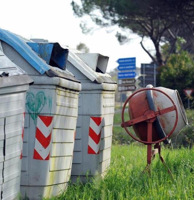 Betoniera scaricata accanto ai cassonetti