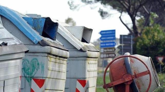 Betoniera scaricata accanto ai cassonetti