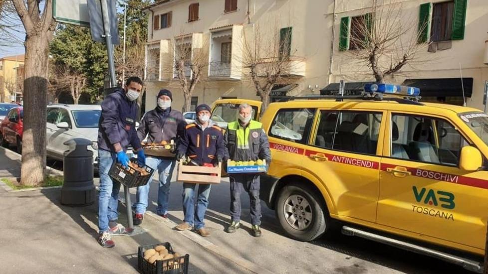Amir, il giovane egiziano che regala frutta e verdura