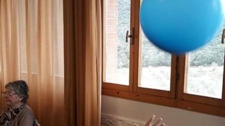 Più svago, giochi e videochiamate ai familiari: così tuteliamo i nonnini