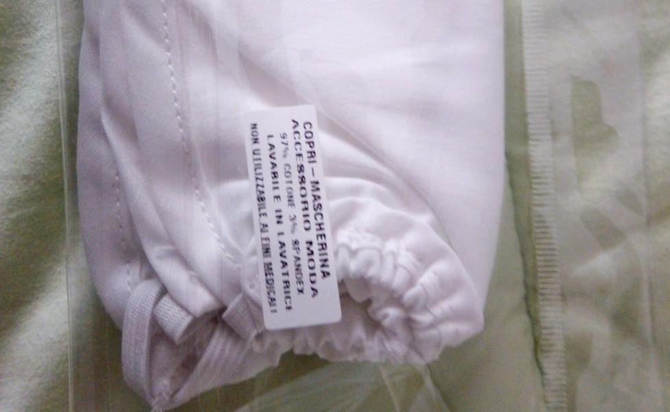 Un “accessorio moda” per coprire il viso a 6 euro «Sono rimasto basito» 