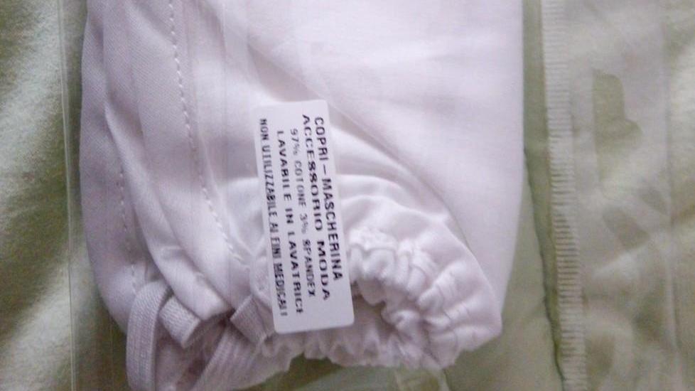 Un “accessorio moda” per coprire il viso a 6 euro «Sono rimasto basito»
