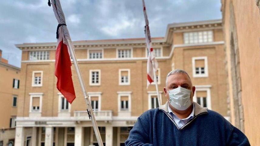 Via la bandiera d’Europa per protesta Il gesto di Vivarelli Colonna fa rumore
