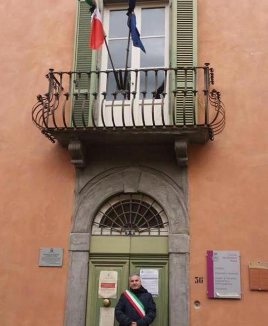 I municipi con le bandiere a mezz’asta