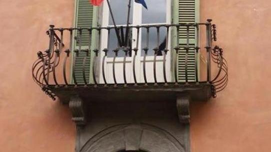 I municipi con le bandiere a mezz’asta