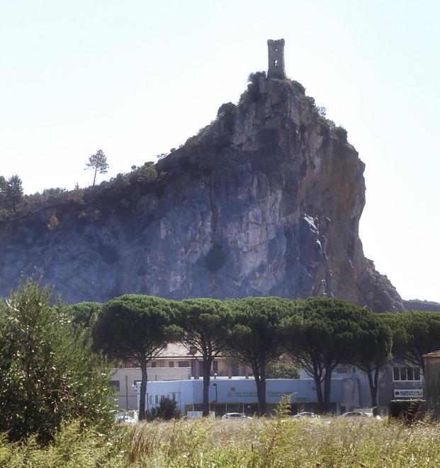 Tenta di gettarsi dalla torretta, salvato dalla polizia 
