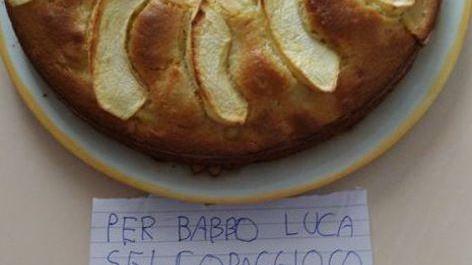Una torta di mele e d’amore per il babbo infermiere «Sei più forte del virus»