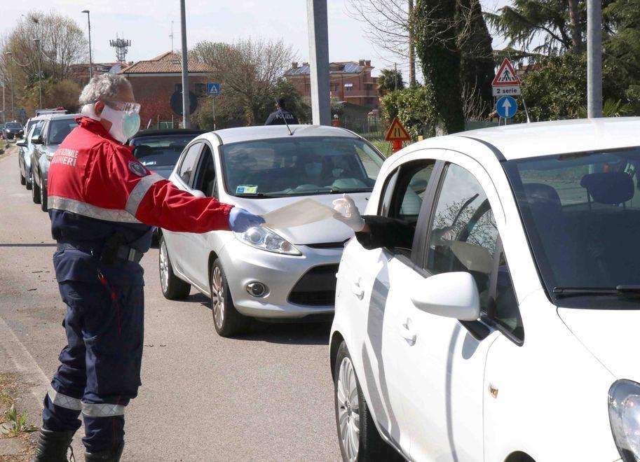 In coda per le mascherine: consegnate le prime 75mila 