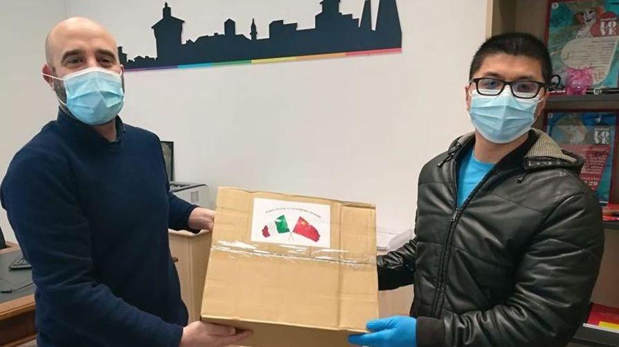Imprenditore cinese dona mascherine al Comune