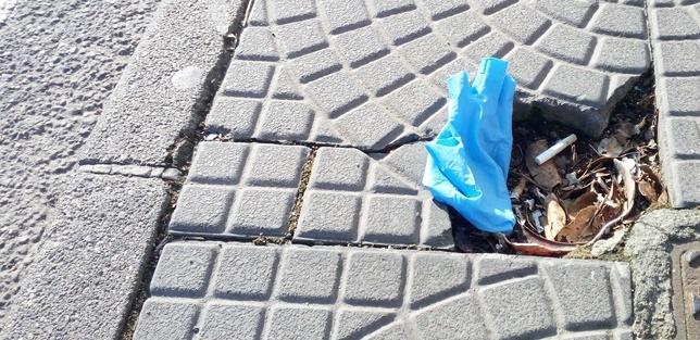 Guanti usa e getta (per strada)