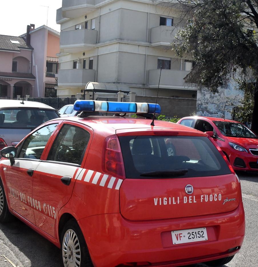 Incendio doloso, evacuati nella notte dodici appartamenti 