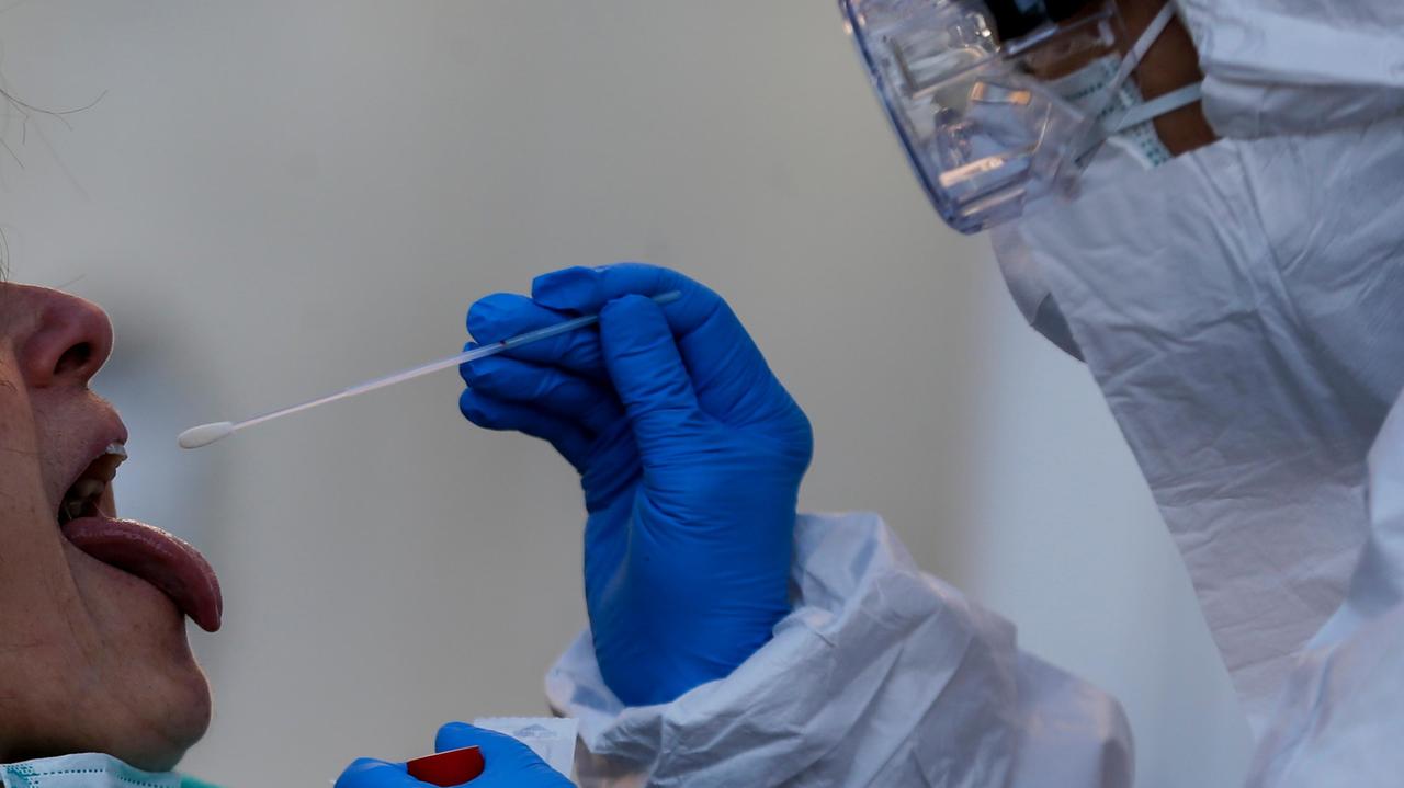 Coronavirus, il prof di Cisanello: «Tamponi a tutti per fermare la strage nelle case di riposo»