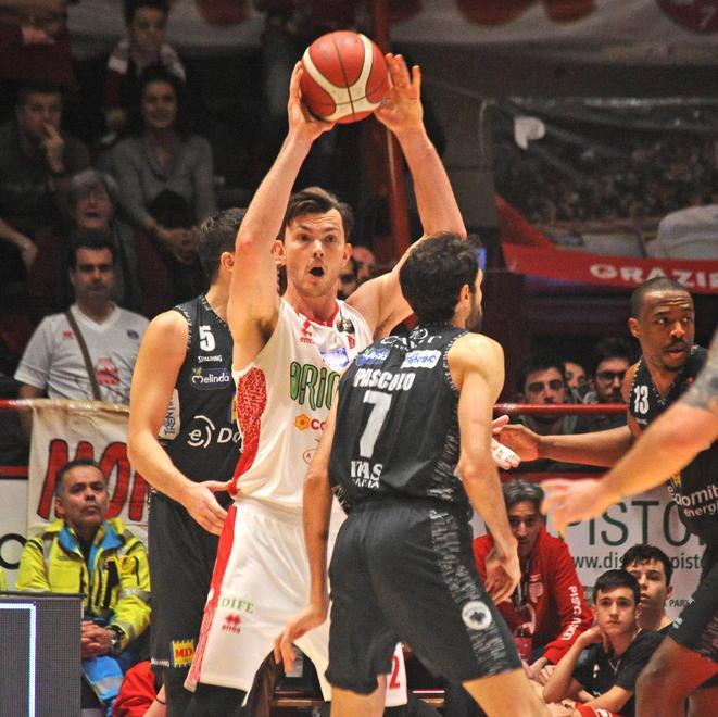 Angus Brandt con la maglia biancorossa dell'OriOra Pistoia Basket