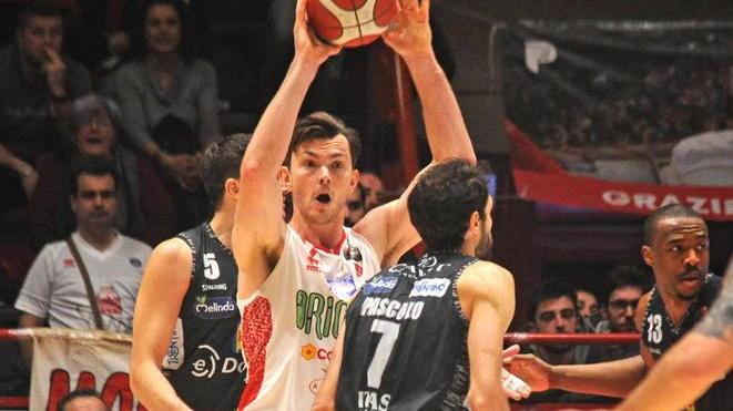 Angus Brandt con la maglia biancorossa dell'OriOra Pistoia Basket