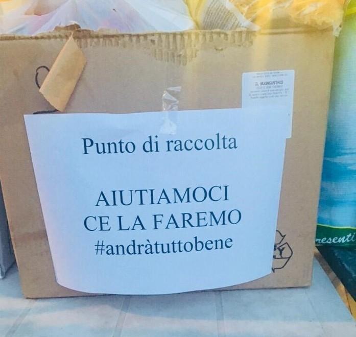 Una scatola del punto di raccolta di via Giusti