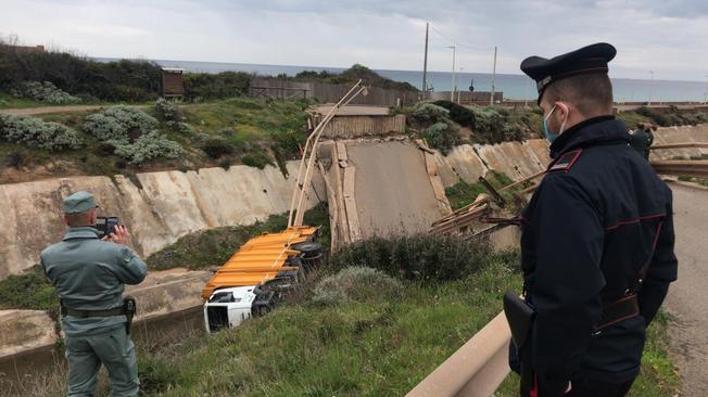 Crolla ponte in Sulcis, illese 2 persone
