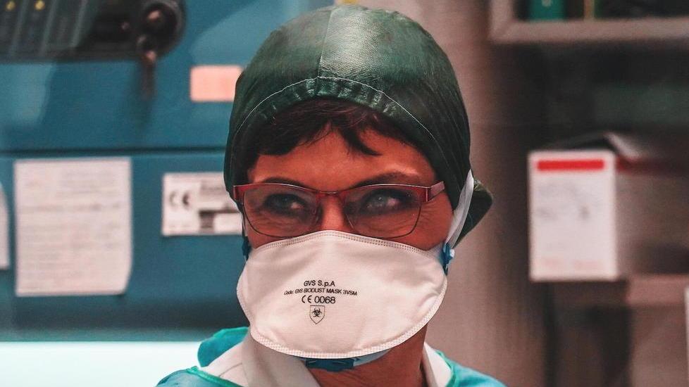 Un tecnico del laboratorio analisi dell’Asl al lavoro con la mascherina sul volto (FOTO MARZI)