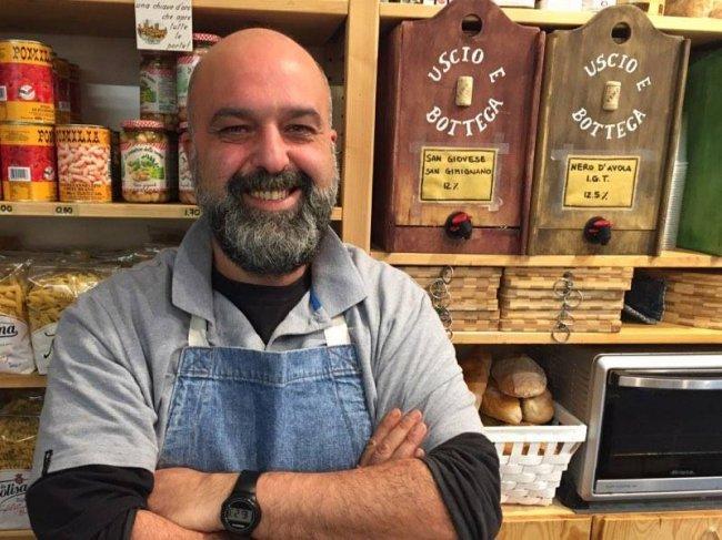 Fausto Amatucci di "Uscio e bottega" in via Santa Trinita: i buoni spesa si potranno usare anche nei negozi di vicinato