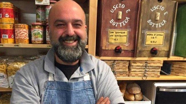 Fausto Amatucci di "Uscio e bottega" in via Santa Trinita: i buoni spesa si potranno usare anche nei negozi di vicinato