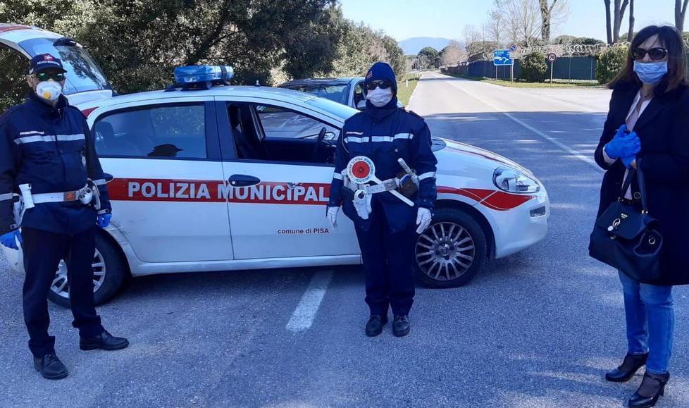 Posto di controllo fisso in via Cattaneo, a Porta Fiorentina troppa gente in giro 