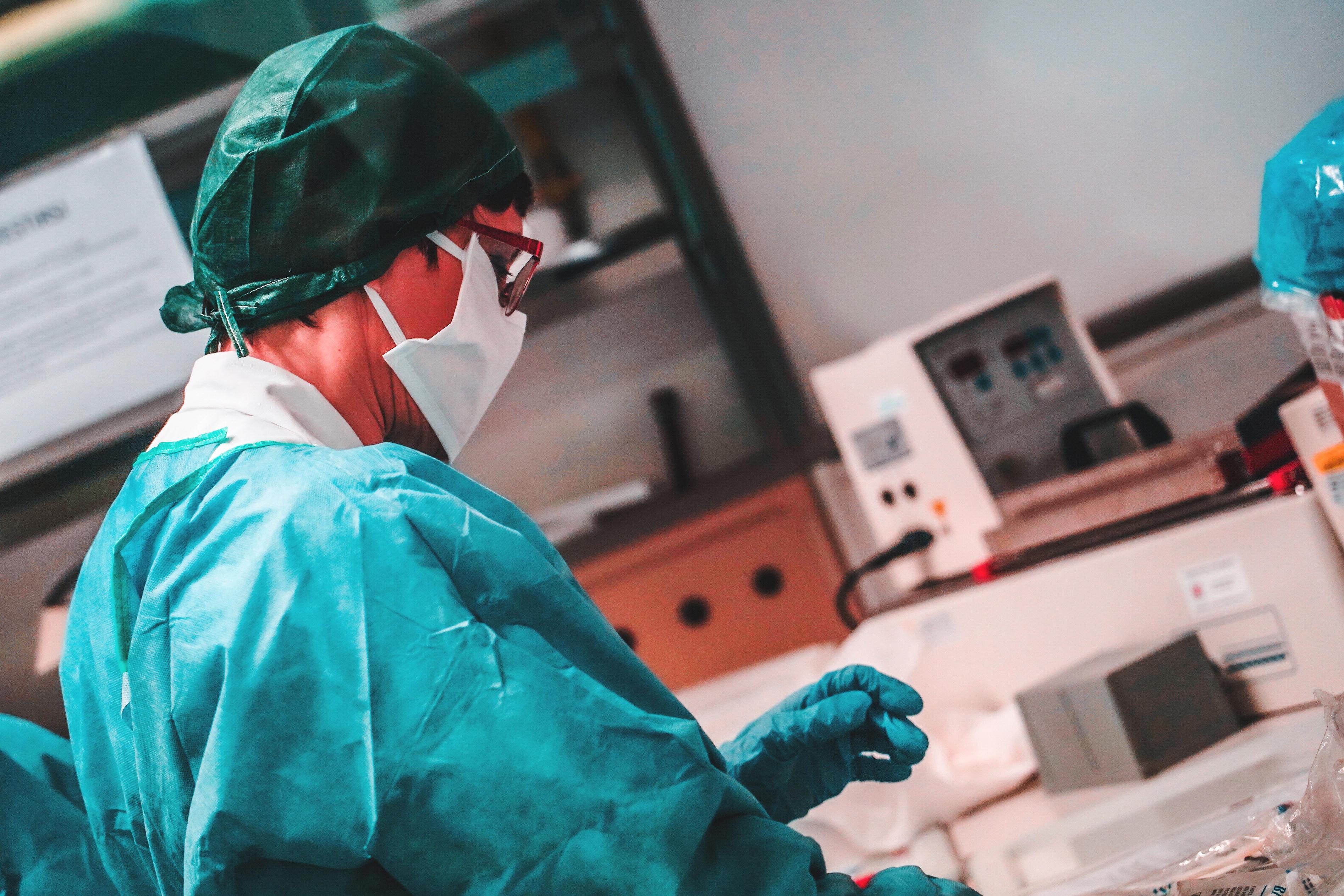 Un dipendente del laboratorio dove si analizzano i tamponi (foto Marzi)
