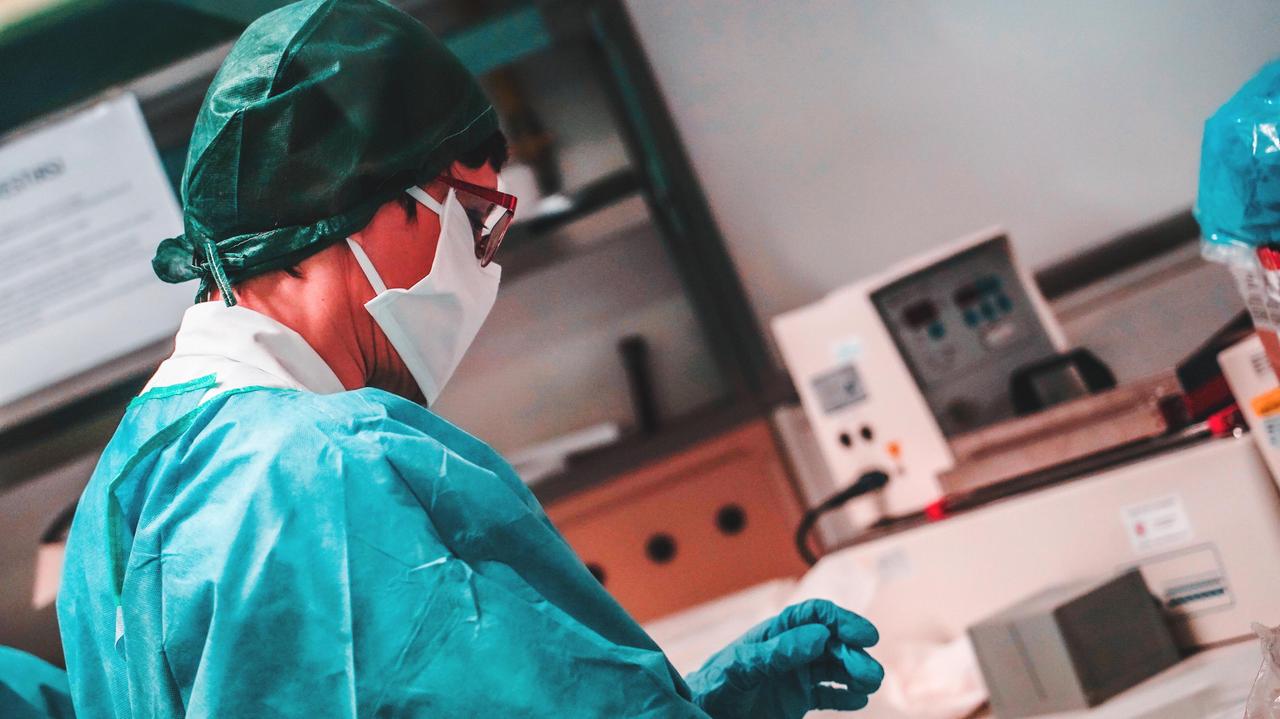 Un dipendente del laboratorio dove si analizzano i tamponi (foto Marzi)