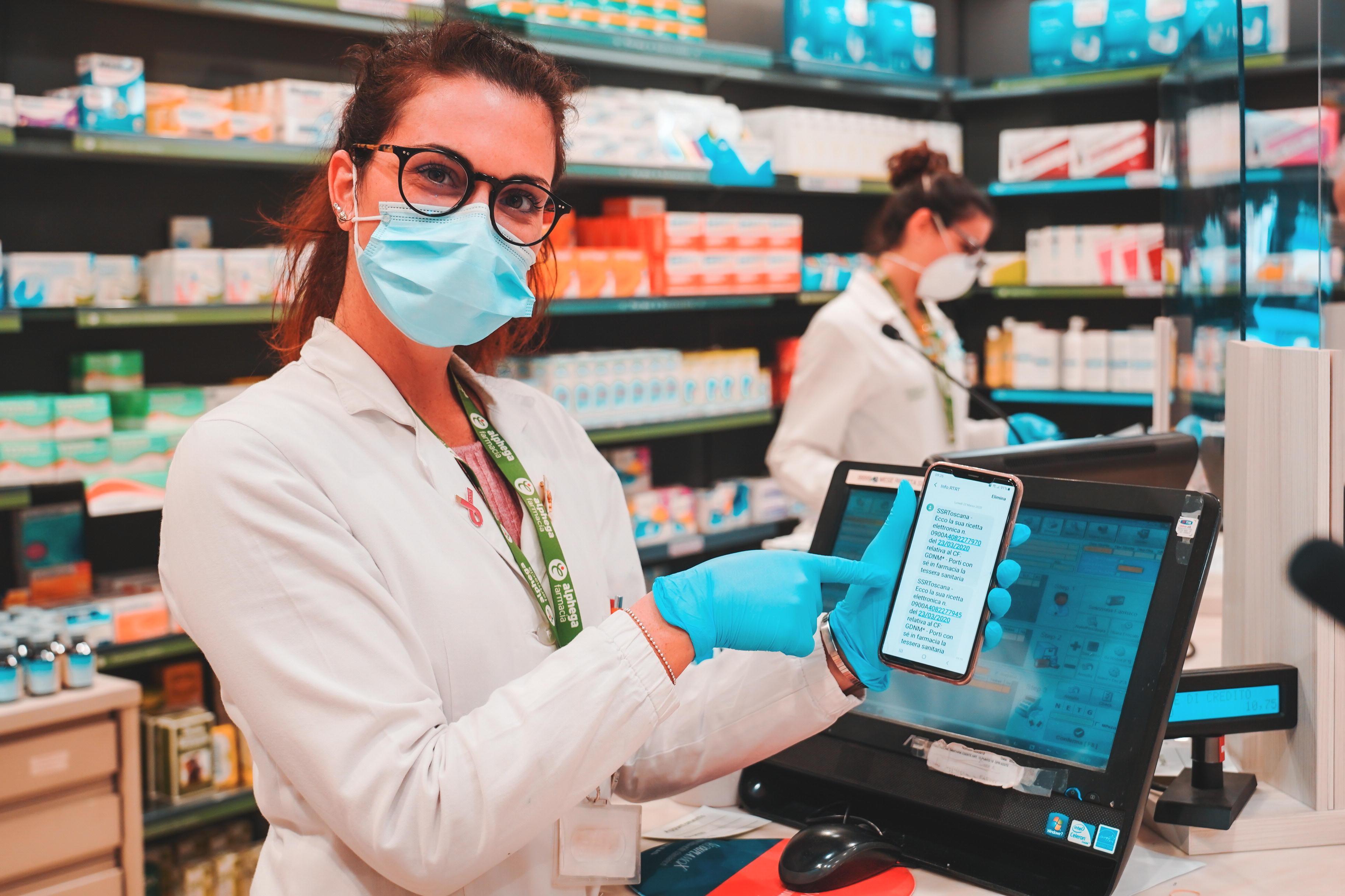 Dipendenti della farmacia Farneti (foto Marzi)