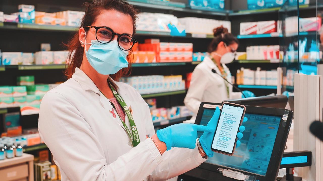 Dipendenti della farmacia Farneti (foto Marzi)