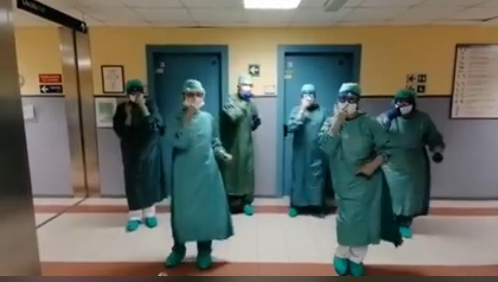 Gli infermieri in versione ballerini a Cisanello (foto da Facebook)