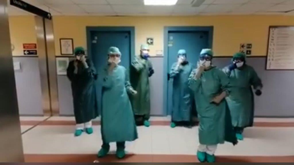 Gli infermieri in versione ballerini a Cisanello (foto da Facebook)
