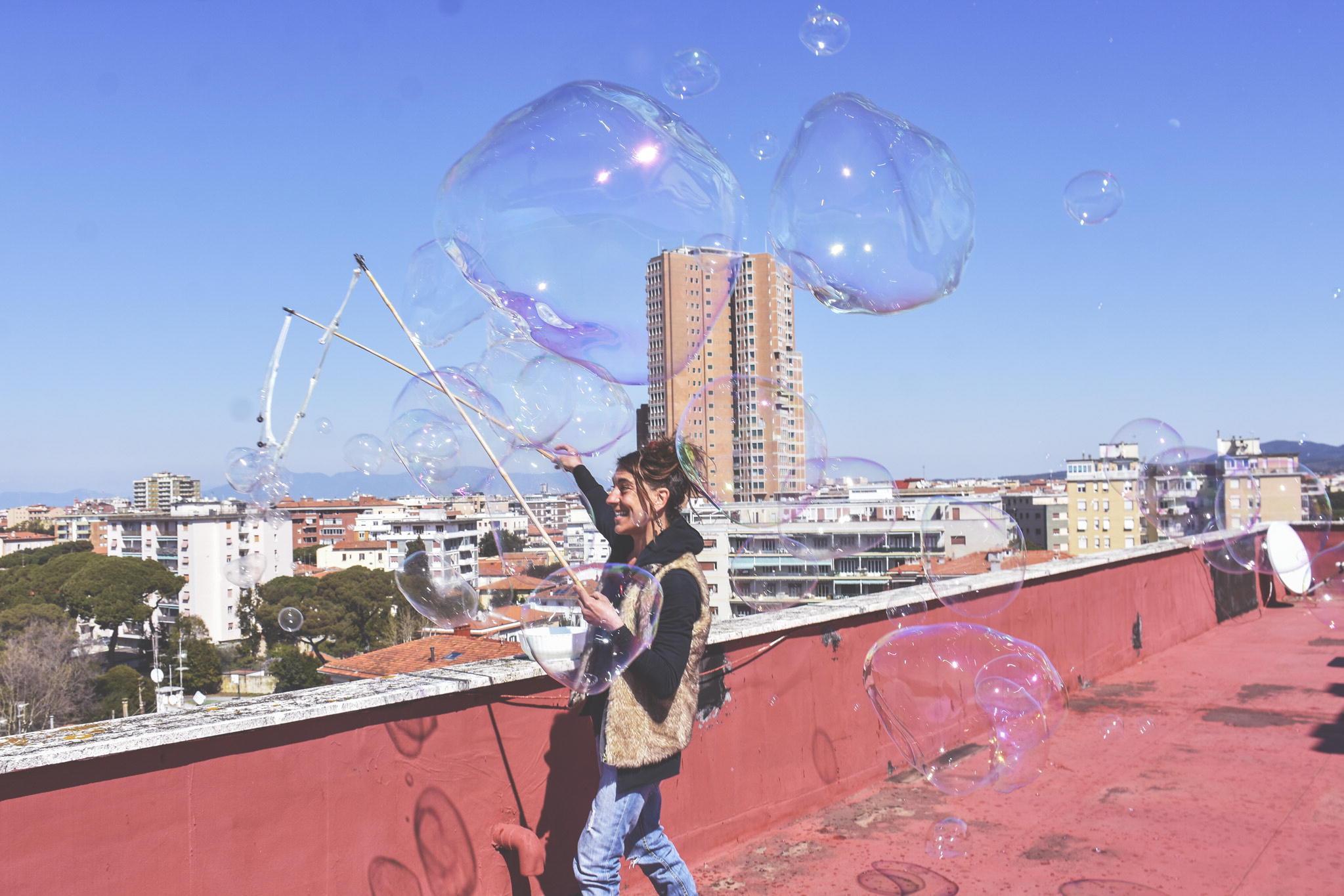 La magia di Simona, fa volare le bolle di sapone dal terrazzo e regala sorrisi ai bambini - Video