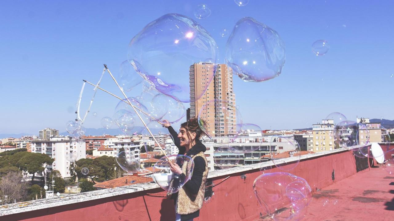 La magia di Simona, fa volare le bolle di sapone dal terrazzo e regala sorrisi ai bambini - Video