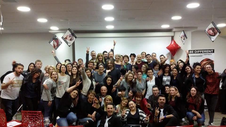 Stefano Pacella (seduto al centro) con gran parte dei suoi collaboratori