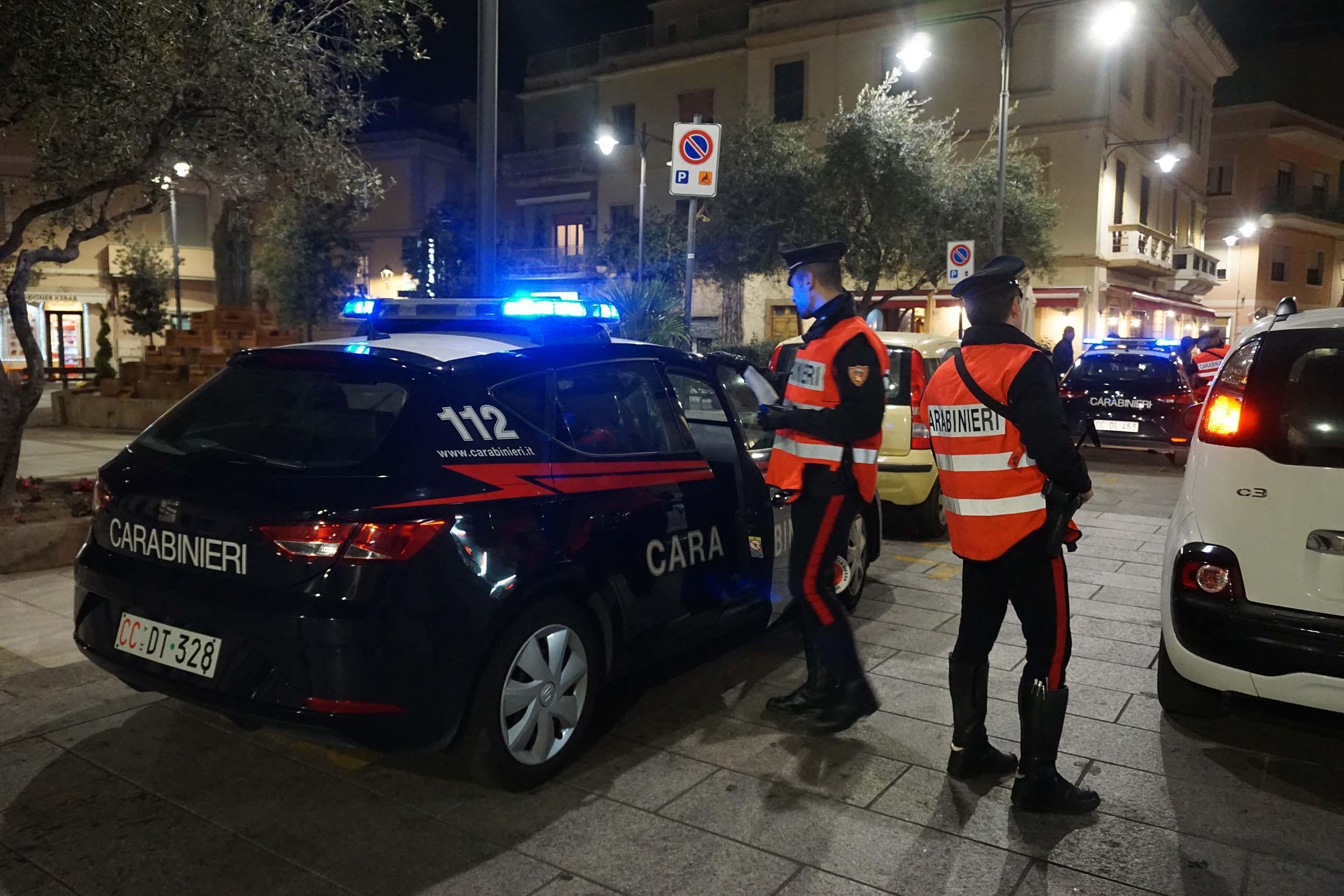 Olbia, vende droga in strada e a casa gli trovano dosi pronte e soldi 
