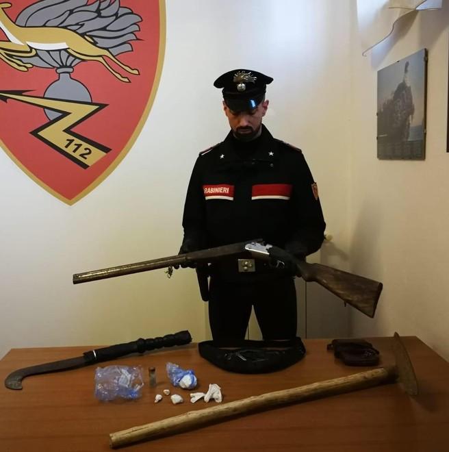 Coca sottoterra e fucile in un bivacco nel bosco Pusher in manette