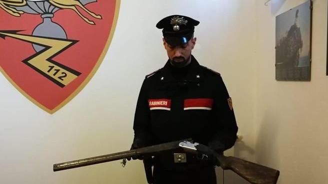 Coca sottoterra e fucile in un bivacco nel bosco Pusher in manette