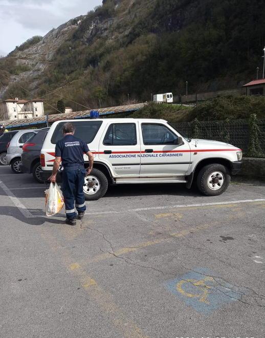In giro con i volontari a consegnare cibo e farmaci «Siamo qui per voi»