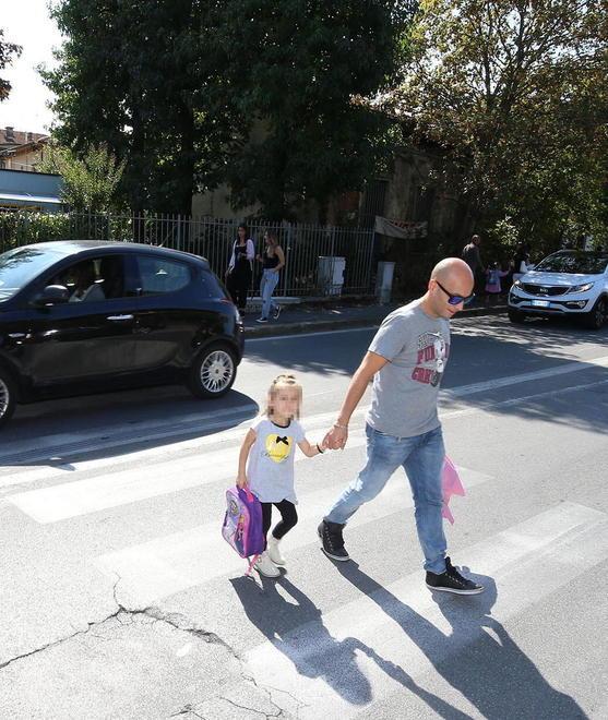 «Passeggiare coi figli si può ma solo nei pressi di casa»