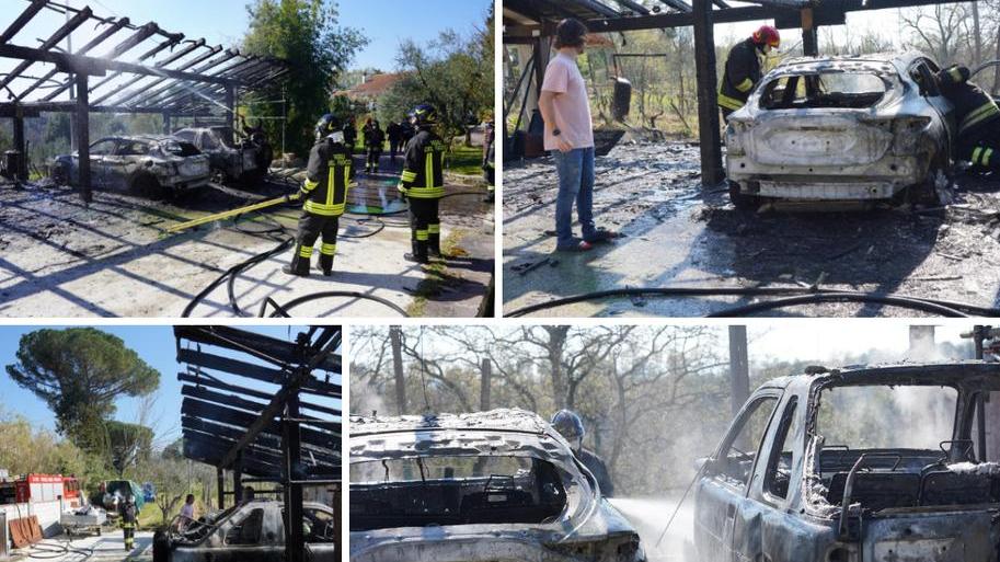 Due auto distrutte dalle fiamme sotto il gazebo