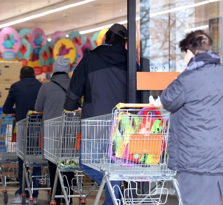 Buoni spesa per chi ha bisogno Ferrara, trecento euro a famiglia 