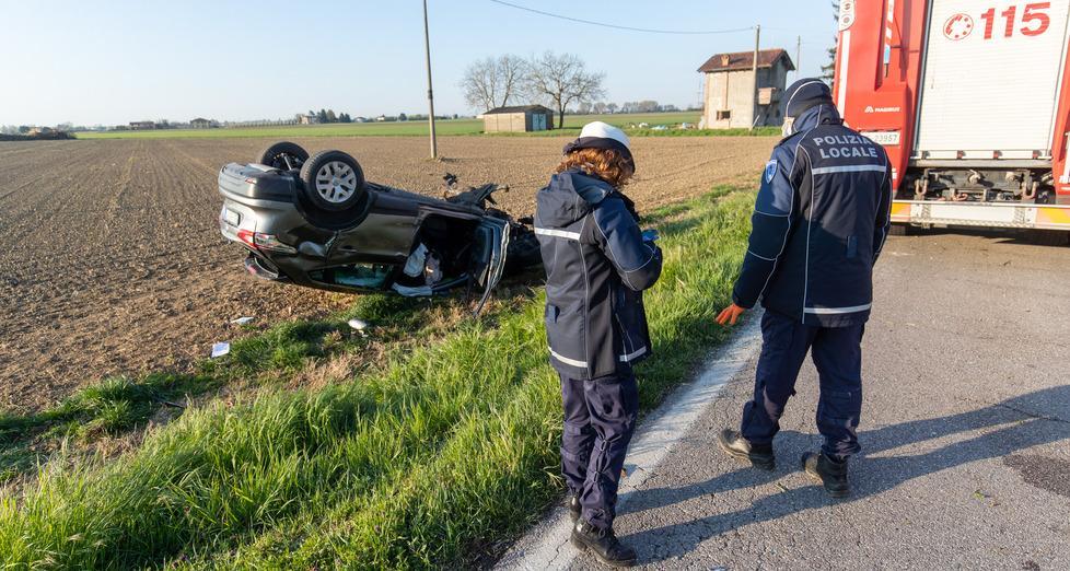 Infermiera si schianta in auto Rientrava dopo il turno di notte 