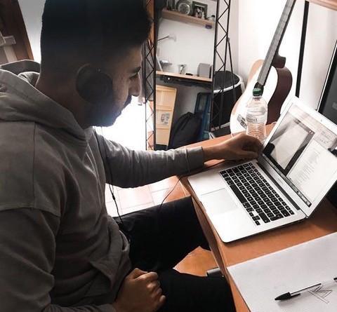 Al posto degli allenamenti il mister dà lezioni d’ Inglese