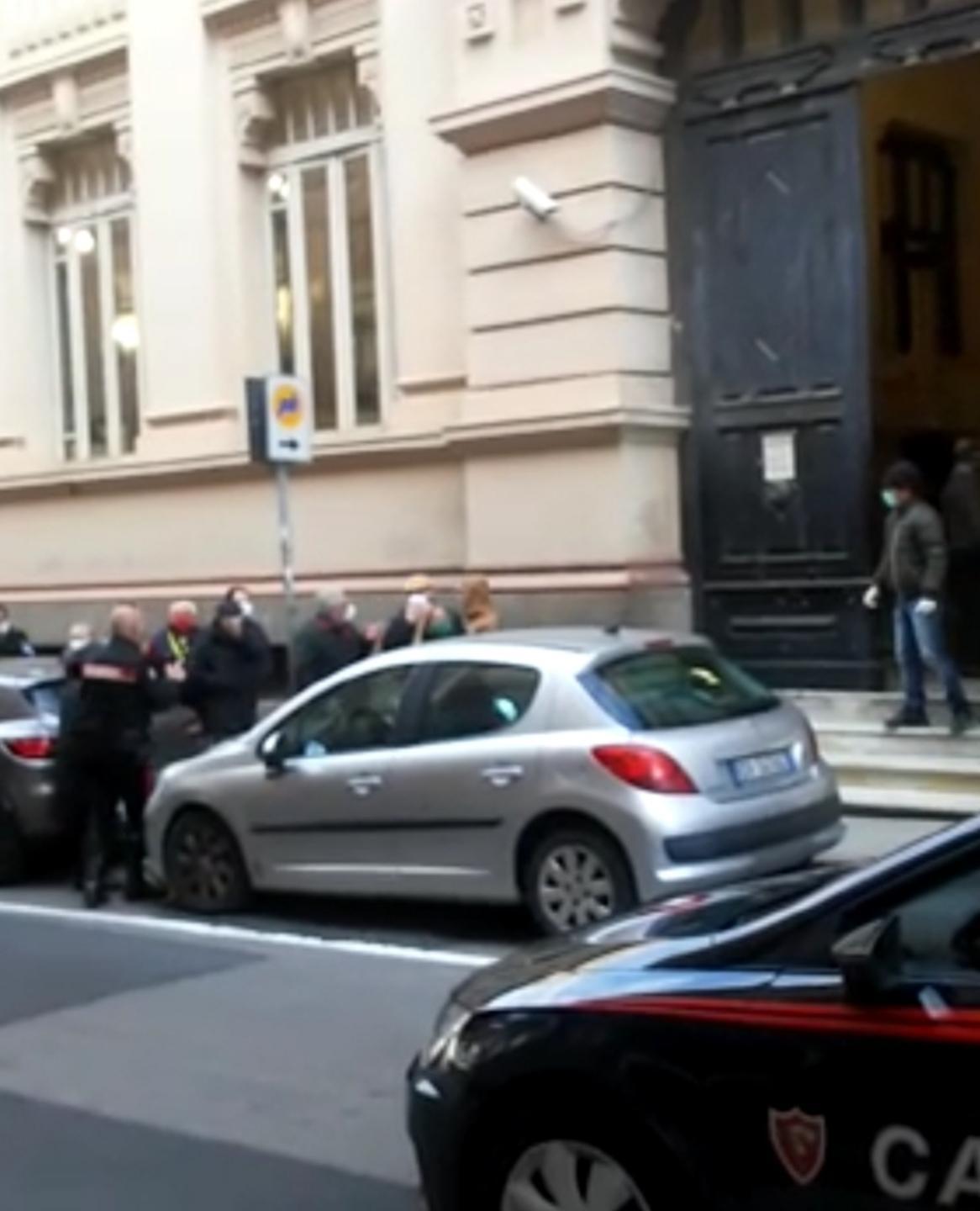 Sassari, tensioni e spinte alle Poste: intervengono i carabinieri 