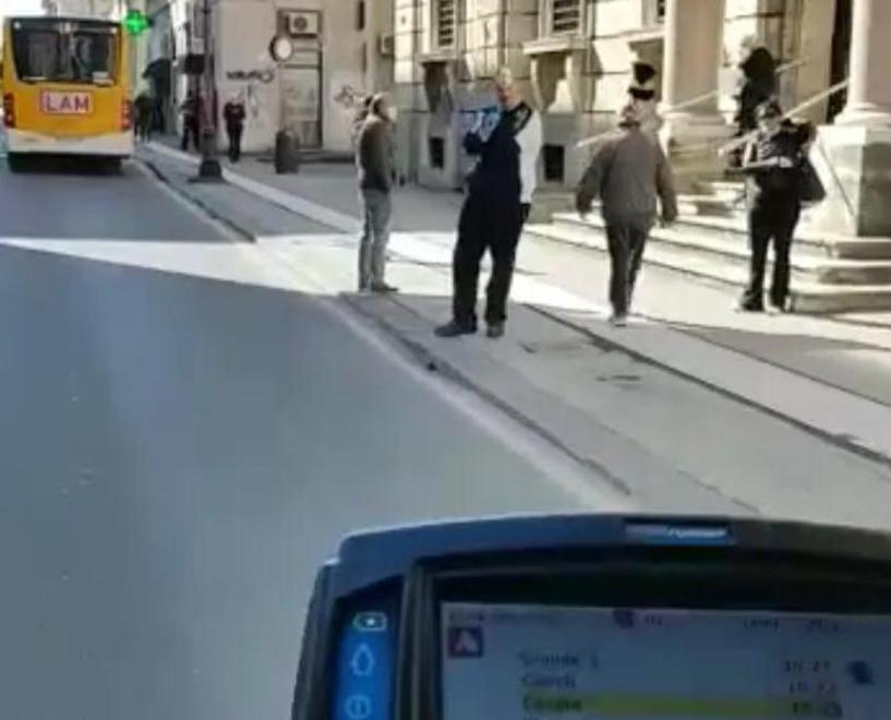 Fa discutere il video girato in via Cairoli, il sindaco: «Vedo solo cittadini diligenti» 