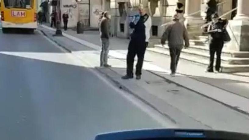 Fa discutere il video girato in via Cairoli, il sindaco: «Vedo solo cittadini diligenti»